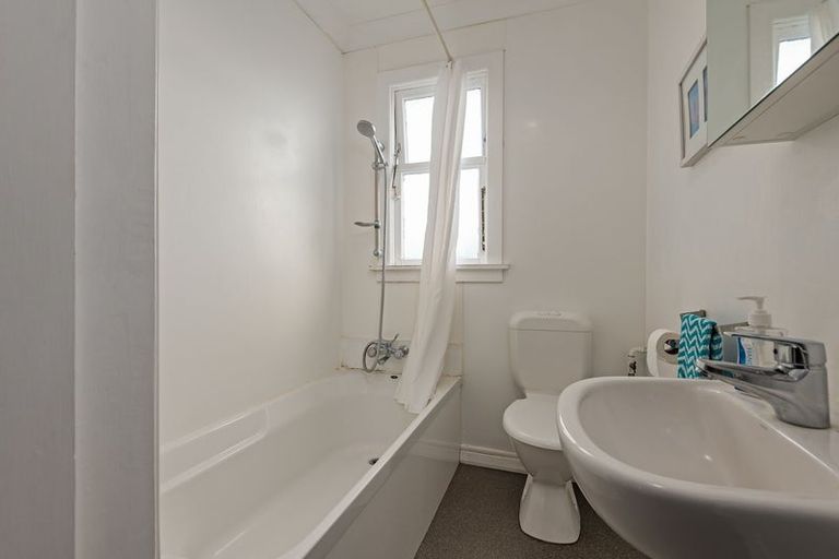 Photo of property in 16 Freyberg Street, Roslyn, Palmerston North, 4414