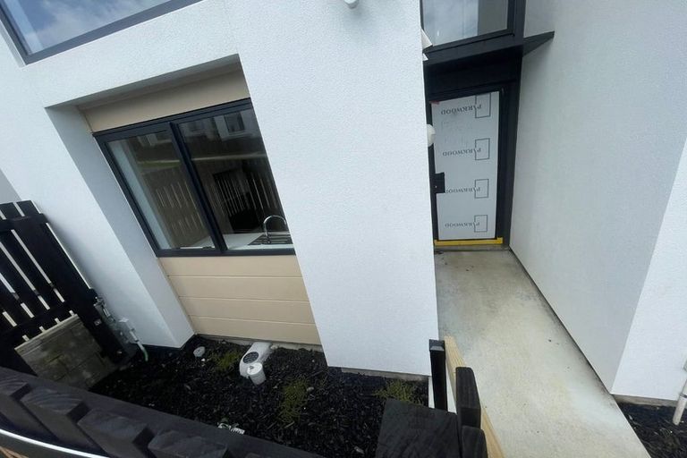 Photo of property in 2 Mikoikoi Crescent, Mangere Bridge, Auckland, 2022