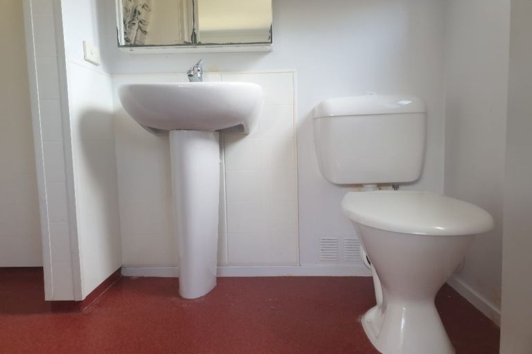 Photo of property in 18 Plumstead Rise, Glen Eden, Auckland, 0602