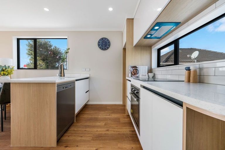 Photo of property in 2/3 Royal View Road, Te Atatu South, Auckland, 0610