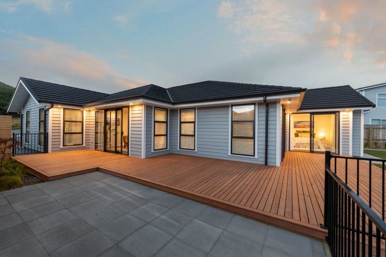Photo of property in 54 Farnworth Terrace, Glenside, Wellington, 6037