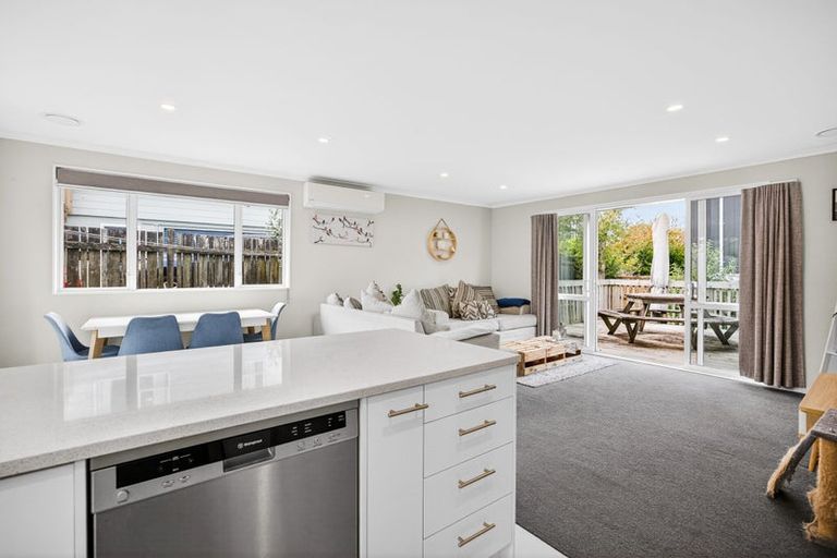 Photo of property in 6a Magdalen Place, West Harbour, Auckland, 0618