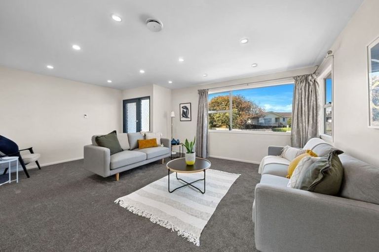 Photo of property in 27 Staverton Crescent, Mangere, Auckland, 2022