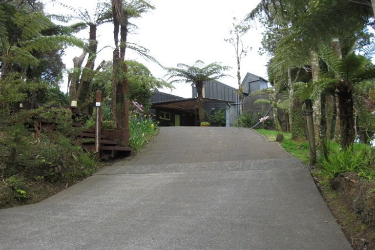 Photo of property in 27a Quinns Road, Waiatarua, Auckland, 0612