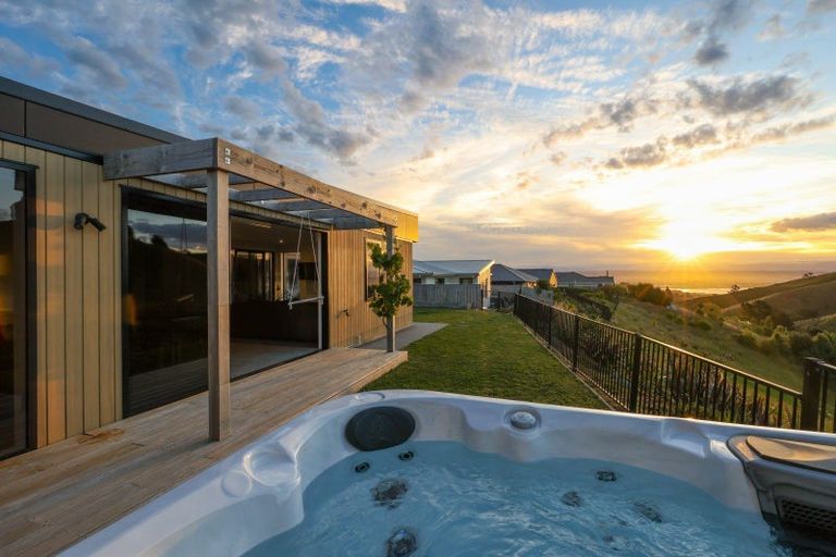 Photo of property in 32 Huntaway Close, Stoke, Nelson, 7011