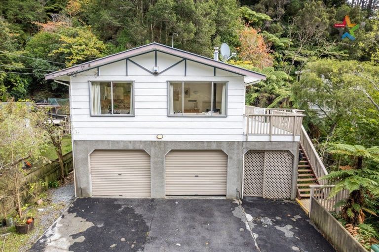 Photo of property in 102 Pinehaven Road, Pinehaven, Upper Hutt, 5019