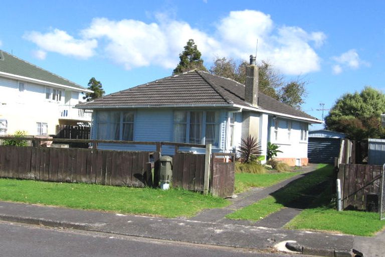 Photo of property in 24 London Street, Te Atatu Peninsula, Auckland, 0610
