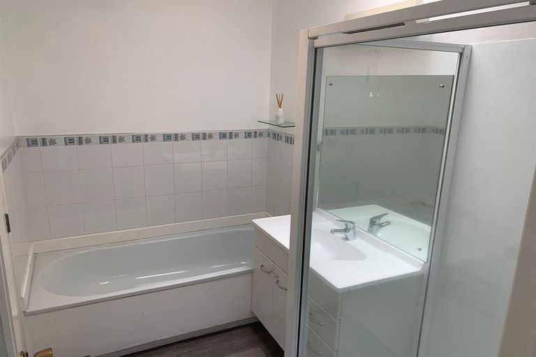 Photo of property in 1/190 Queen Street, Northcote Point, Auckland, 0627