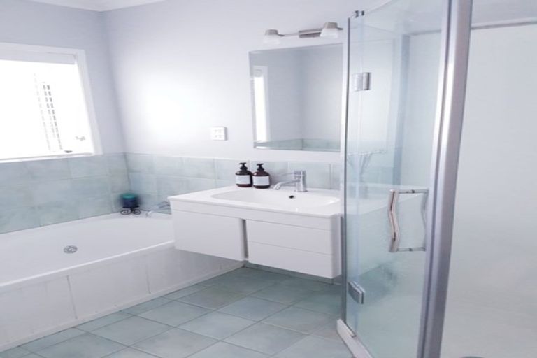 Photo of property in 9 Caram Place, Birkenhead, Auckland, 0626