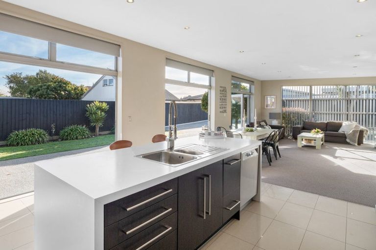 Photo of property in 73 Beach Road, North New Brighton, Christchurch, 8083
