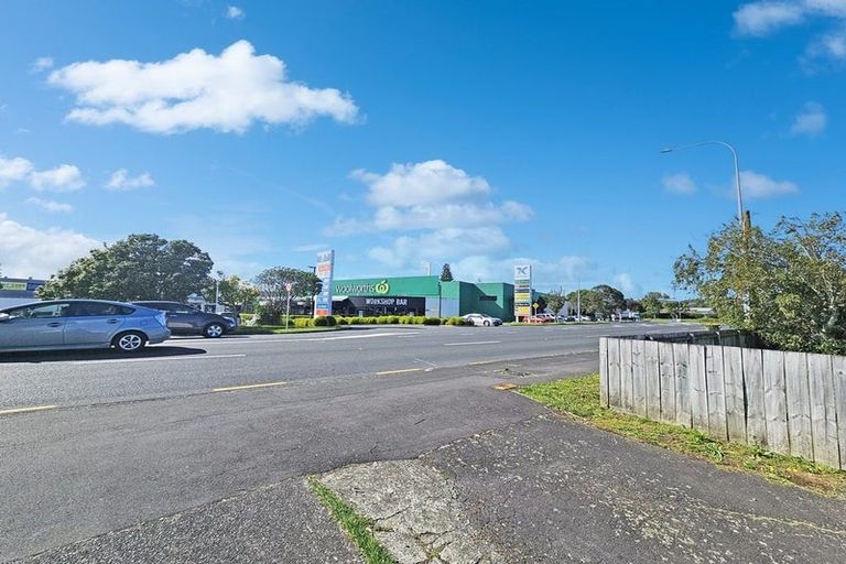 Photo of property in 7 West Coast Road, Glen Eden, Auckland, 0602
