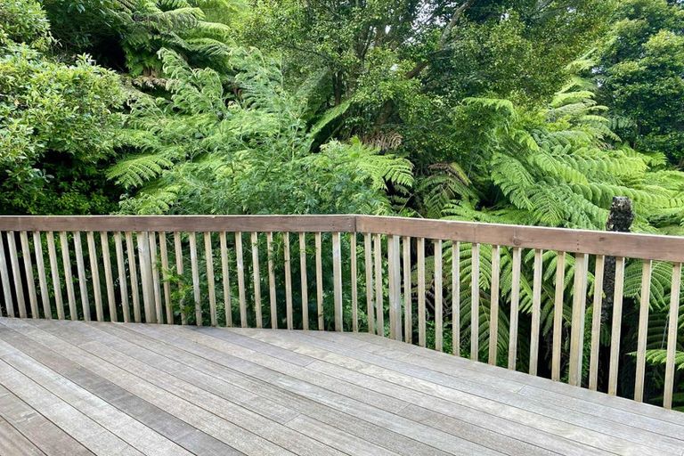 Photo of property in 13 Springwater Vale, Unsworth Heights, Auckland, 0632