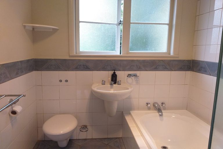 Photo of property in 253 Great North Road, Henderson, Auckland, 0612