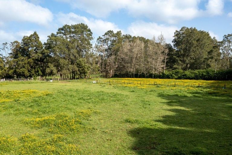 Photo of property in 870 Waitakere Road, Kumeu, 0891