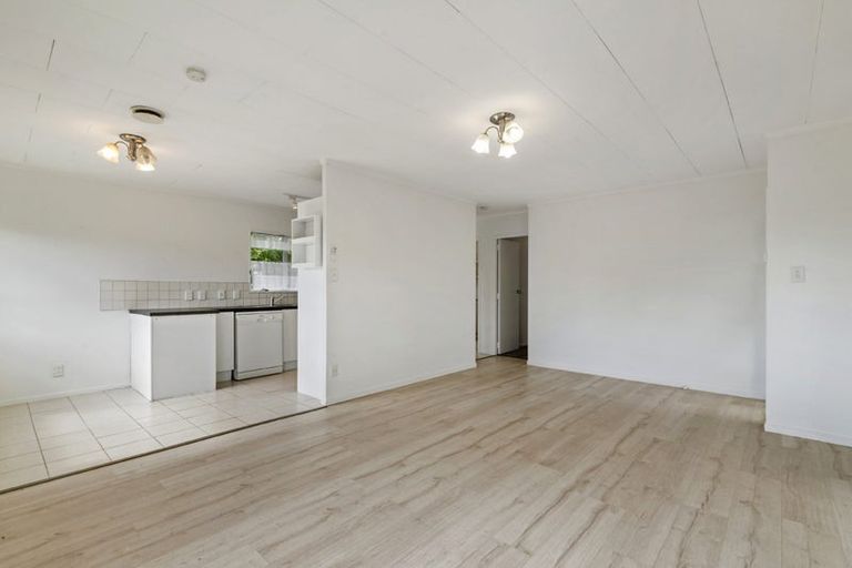 Photo of property in 2/8 Helena Street, Massey, Auckland, 0614