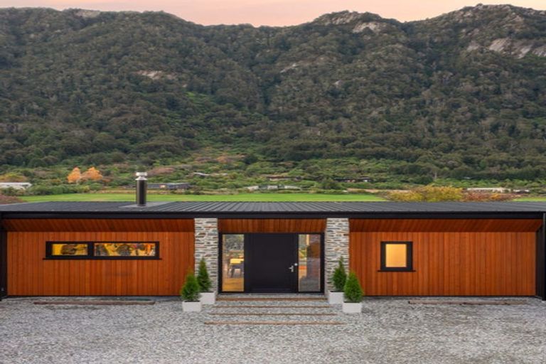 Photo of property in 42 Tui Drive, Mount Creighton, Queenstown, 9371