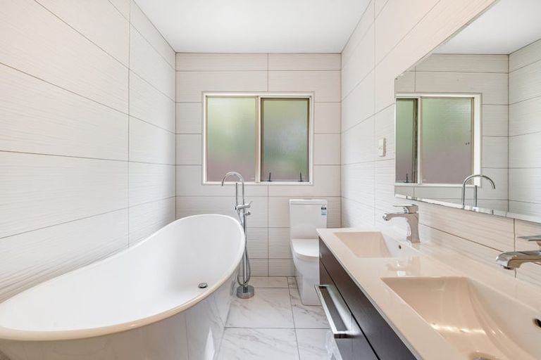 Photo of property in 32 Canary Place, Unsworth Heights, Auckland, 0632