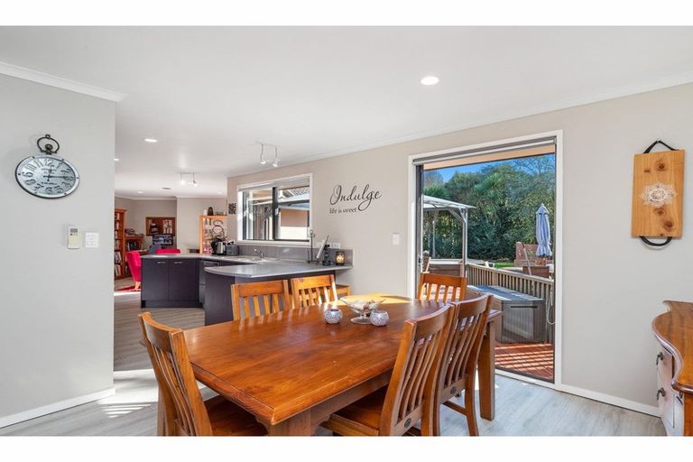 Photo of property in 6 Raukawa Grove, Waiuku, 2123