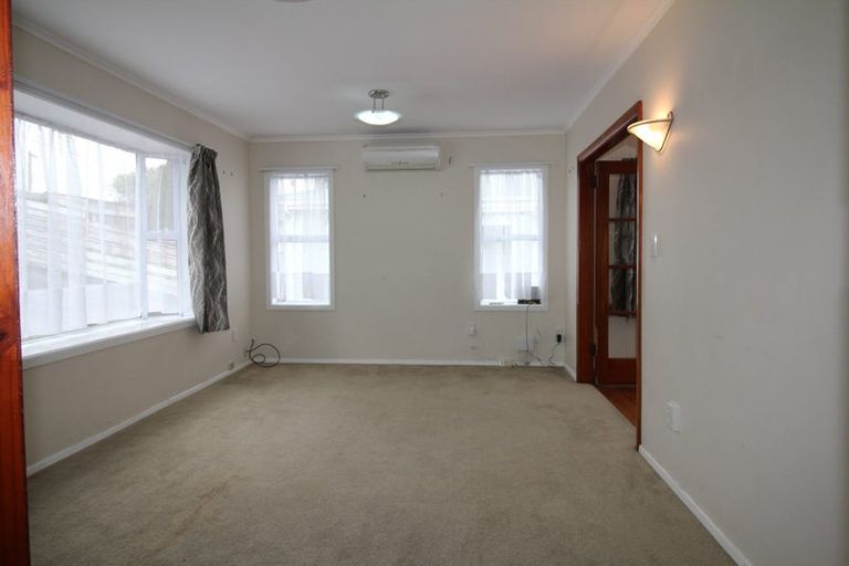 Photo of property in 13 Warrington Grove, Newlands, Wellington, 6037