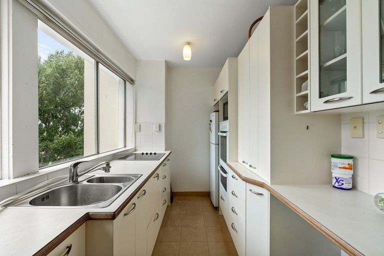 Photo of property in Grosvenor Flats, 19 Cottleville Terrace, Thorndon, Wellington, 6011