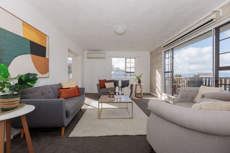 Photo of property in 15 Somes Crescent, Newlands, Wellington, 6037