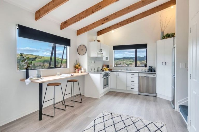 Photo of property in 15 Empressa Heights, Helensville, 0800