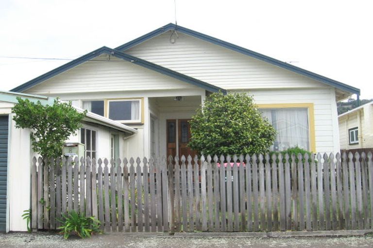 Photo of property in 8 Puru Crescent, Lyall Bay, Wellington, 6022