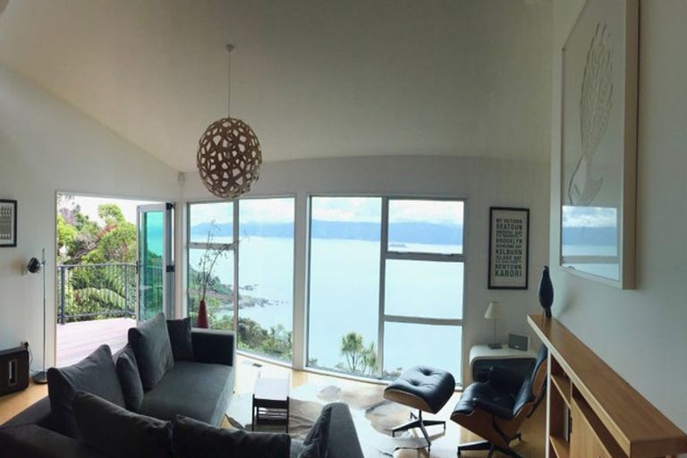 Photo of property in 15a Fortification Road, Karaka Bays, Wellington, 6022
