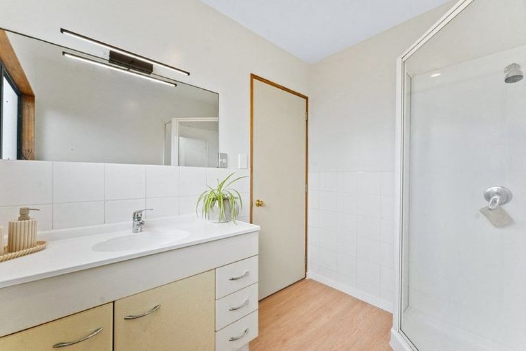 Photo of property in 2/310 Glenvar Road, Torbay, Auckland, 0630