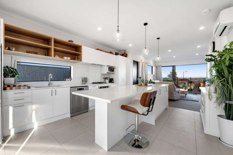 Photo of property in 13 Maureen Close, East Tamaki Heights, Auckland, 2016