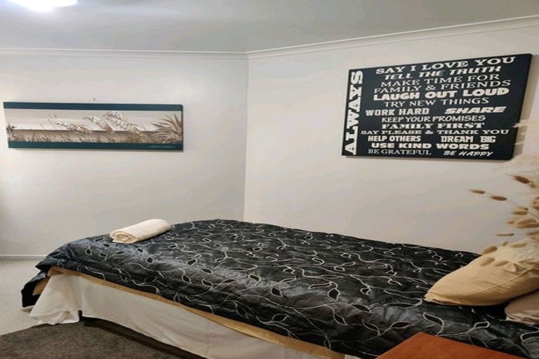 Photo of property in 404a Te Atatu Road, Te Atatu Peninsula, Auckland, 0610