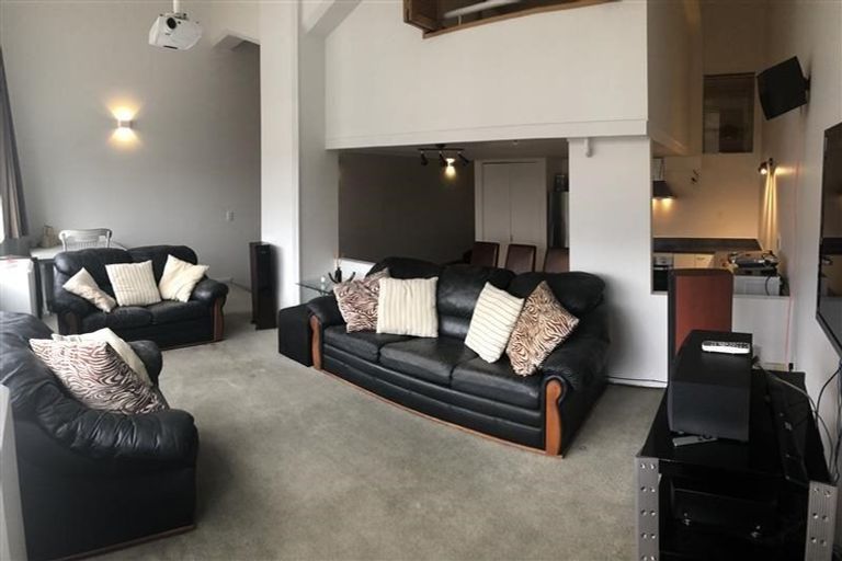 Photo of property in 2/318 Sunset Road, Unsworth Heights, Auckland, 0632