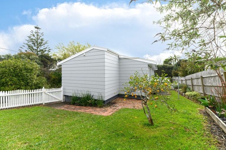 Photo of property in 23 Tawa Road, Te Atatu Peninsula, Auckland, 0610