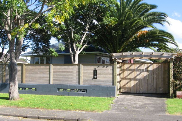 Photo of property in 12 London Street, Te Atatu Peninsula, Auckland, 0610