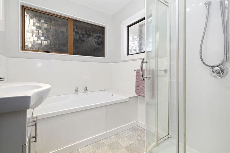 Photo of property in 15a Kereru Bend, Tawa, Wellington, 5028