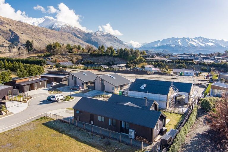 Photo of property in 10 Cleland Close, Wanaka, 9382