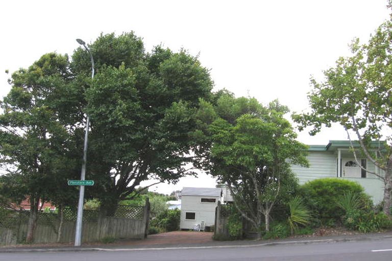 Photo of property in 1/2 Manutara Avenue, Forrest Hill, Auckland, 0620