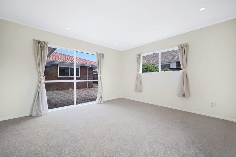 Photo of property in 11 Suncrest Drive, West Harbour, Auckland, 0618
