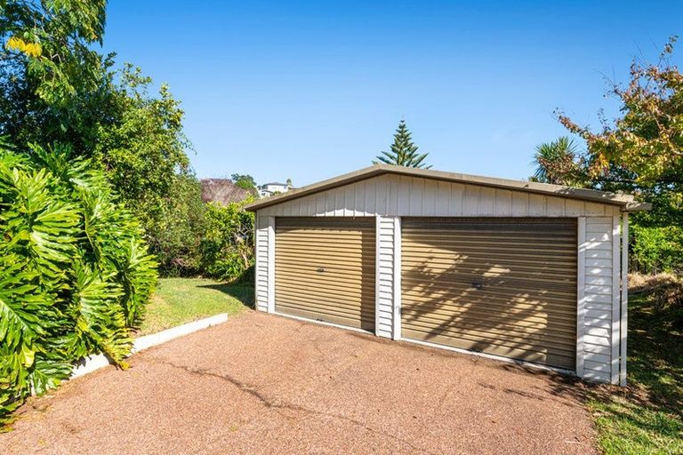 Photo of property in 16 Pohutukawa Avenue, Red Beach, 0932