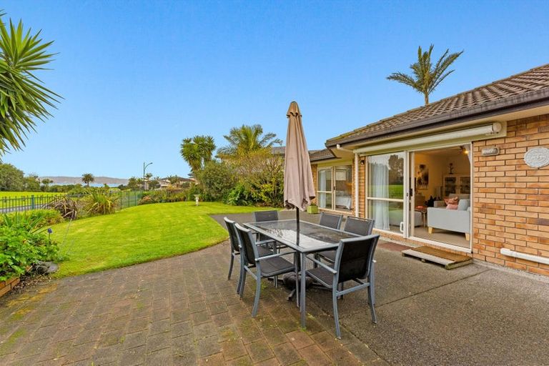 Photo of property in 2 Piriti Drive, Te Atatu Peninsula, Auckland, 0610