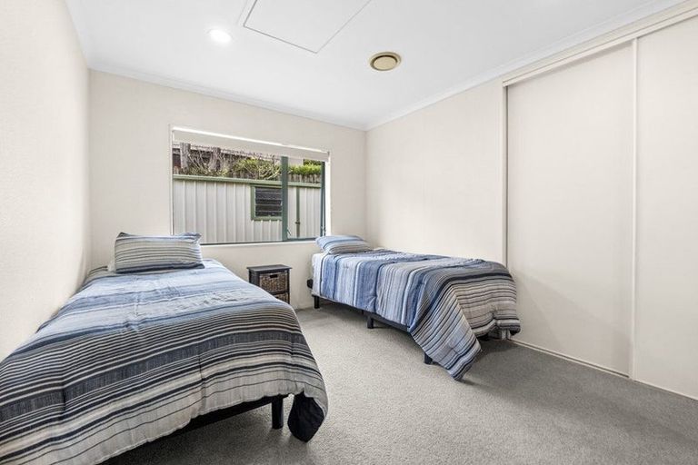 Photo of property in 16 Sherwood Grove, Northcross, Auckland, 0630