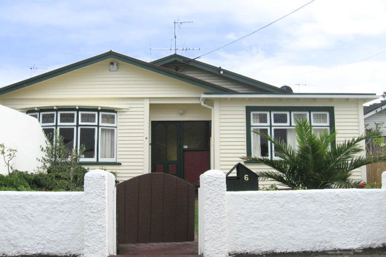 Photo of property in 6 Puru Crescent, Lyall Bay, Wellington, 6022