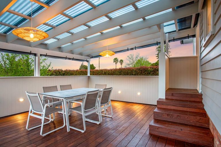 Photo of property in 4 Maunder Place, New Lynn, Auckland, 0600