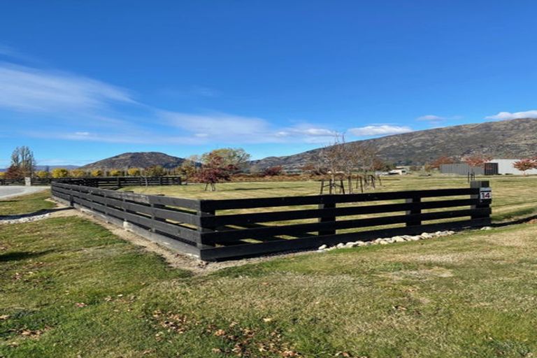 Photo of property in 14 Little Orchard Way, Wanaka, 9382