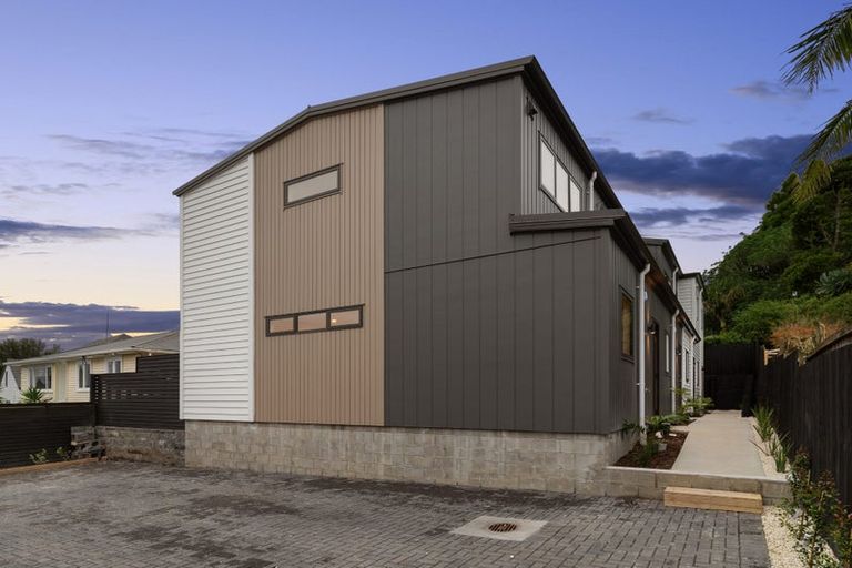 Photo of property in 21d Neal Avenue, Glenfield, Auckland, 0629