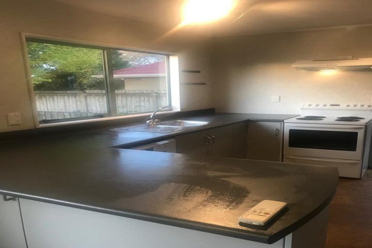 Photo of property in 6 Holman Road, Te Atatu Peninsula, Auckland, 0610