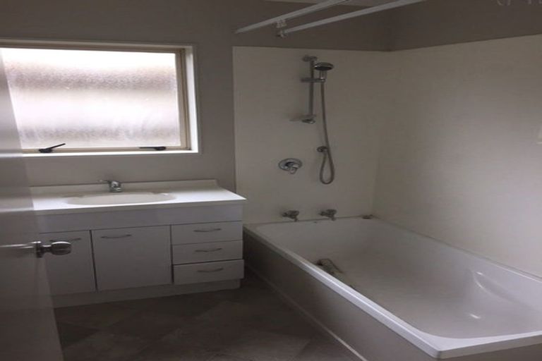 Photo of property in 20 Liddesdale Place, Papakura, 2110