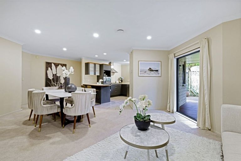 Photo of property in 6 English Oak Drive, Schnapper Rock, Auckland, 0632