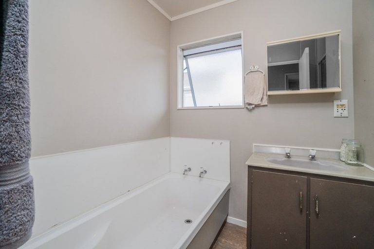 Photo of property in 12 Imperial Place, Henderson, Auckland, 0612
