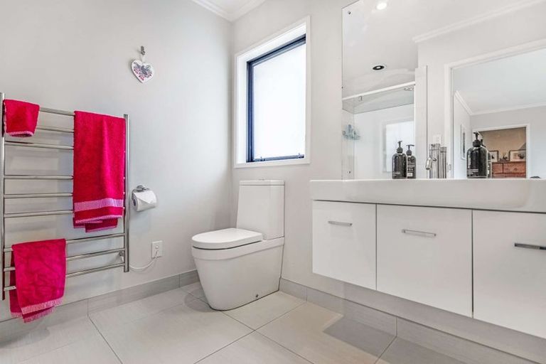 Photo of property in 19 Kendallvale Drive, Waiuku, 2123